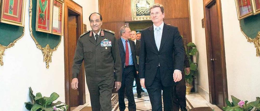Gespräche am Nil. Außenminister Guido Westerwelle und der ägyptische Verteidigungsminister Mohammed Tantawi. Westerwelle traf in Kairo auch mehrere Oppositionelle. Foto: Michael Kappeler/dpa