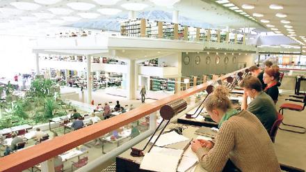 Das neue Haus der Stabi am Potsdamer Platz. Es wurde 1978 eröffnet. Der Bau Unter den Linden stammt von 1914, die Eröffnung eines neuen Lesesaals verzögert sich.