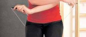 Kurz mal abheben. Prima für die Aufwärmphase: Personal-Trainerin Marie Kästner, 28, springt seil. Das kann jeder – es muss ja nicht gleich über Kreuz sein. 