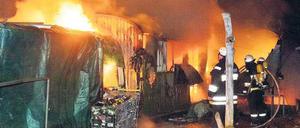 Verbrannt. Von den Bauwagen und dem Wohnwagen am Markgrafendamm ist nicht mehr viel übrig.