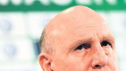 Dieter Hoeneß, 58, hat Steve McClaren nach nur sieben Monaten als Wolfsburger Trainer entlassen – nun soll der neue Coach Pierre Littbarski den Spielern klare Vorgaben machen.Foto: dpa