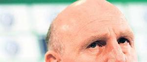 Dieter Hoeneß, 58, hat Steve McClaren nach nur sieben Monaten als Wolfsburger Trainer entlassen – nun soll der neue Coach Pierre Littbarski den Spielern klare Vorgaben machen.Foto: dpa