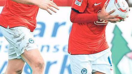Ob des Balls bester Freund, der technisch veranlagte Raffael (r.), in Aachen auflaufen kann, ist fraglich. Herthas Spielmacher konnte die Woche über nicht trainieren.