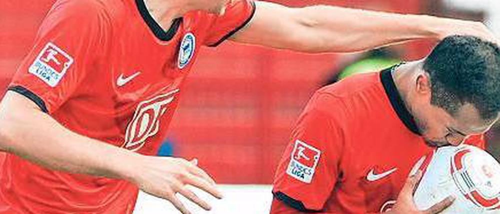 Ob des Balls bester Freund, der technisch veranlagte Raffael (r.), in Aachen auflaufen kann, ist fraglich. Herthas Spielmacher konnte die Woche über nicht trainieren. 