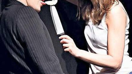 Lecker. Robert Kuchenbuch (Tom) und Hilke Altefrohne (Julia) in der Inszenierung von Cristin Koenig. 