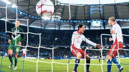 Da zappelt was im Netz. Torschütze Paolo Guerrero (Mitte) und Mladen Petric (rechts) begeistern sich über den Treffer zum 2:0.Foto: dapd