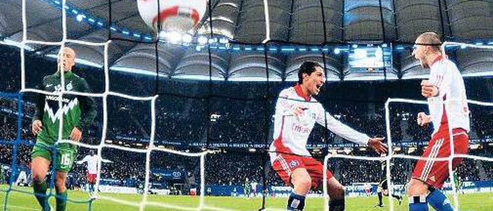 Da zappelt was im Netz. Torschütze Paolo Guerrero (Mitte) und Mladen Petric (rechts) begeistern sich über den Treffer zum 2:0.Foto: dapd