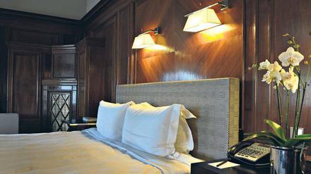 Mondän. Neben der Holztäfelung blieben im Hotel de Rome noch viele andere historische Zeugnisse erhalten. 