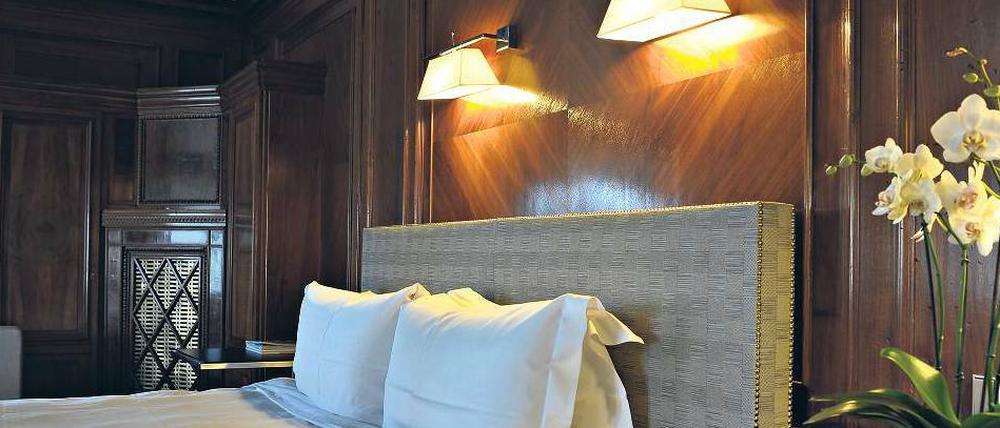 Mondän. Neben der Holztäfelung blieben im Hotel de Rome noch viele andere historische Zeugnisse erhalten.