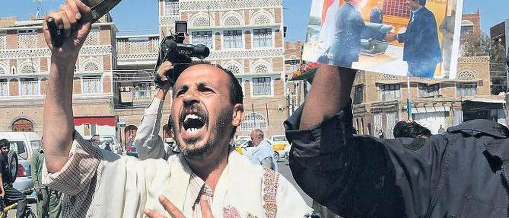 Aufruhr im Jemen. In Sanaa protestiert ein Gegner Präsident Salehs mit gezücktem Krummdolch. Foto: Imago
