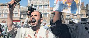Aufruhr im Jemen. In Sanaa protestiert ein Gegner Präsident Salehs mit gezücktem Krummdolch. Foto: Imago