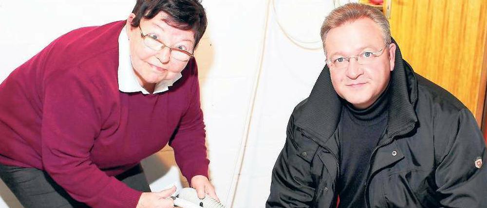Deichgraf, eins tiefer: Gisela Kirste zeigt Frank Henkel ihren Wassersauger. Zehn Eimer Grundwasser saugt sie damit täglich auf – und das schon seit November.
