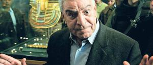 Unversehrt. Zahi Hawass vor der Goldmaske Tutanchamuns. Foto: imago/Xinhua