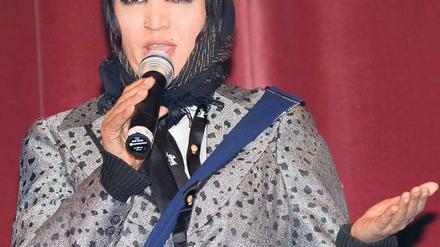 Saba Sahar in Berlin. "Man muss Gewalt mit Gewalt beantworten, um zu zeigen, dass wir nicht das schwache Geschlecht sind", sagt sie. Auf einem ihrer Filmplakate sieht man sie in Großaufnahme mit gezückter Knarre.