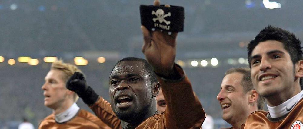 St. Paulis Torschütze Gerald Asamoah (2.v.l) jubelt nach seinem Treffer.