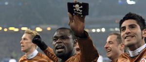 St. Paulis Torschütze Gerald Asamoah (2.v.l) jubelt nach seinem Treffer.