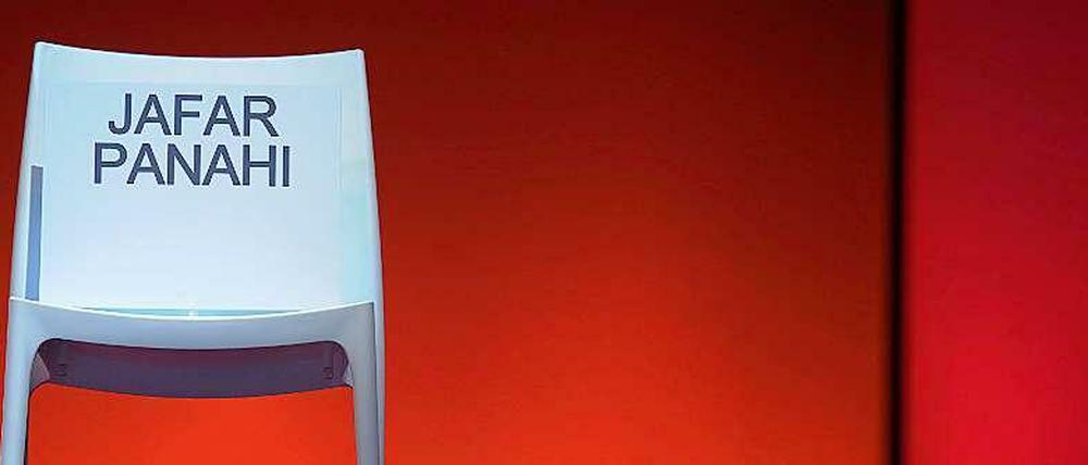 Der Stuhl ist zum Symbol geworden: Auch 2015 musste Jafar Panahis Platz auf der Berlinale leer bleiben. Das hinderte die Jury nicht daran, den iranischen Filmemacher auszuzeichnen.