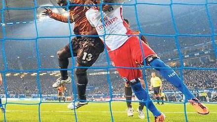 Wucht schlägt Eleganz. Asamoah (l.) schiebt Zé Roberto beiseite und köpft das 1:0. Foto: dpa