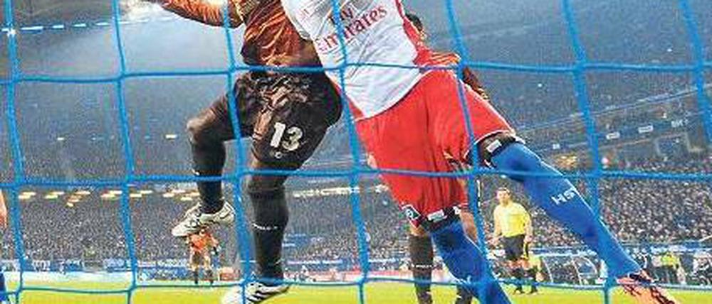 Wucht schlägt Eleganz. Asamoah (l.) schiebt Zé Roberto beiseite und köpft das 1:0. Foto: dpa