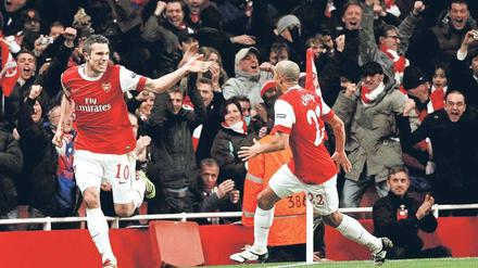Immer weiter machen. Robin van Persie (l.) und der FC Arsenal gaben nicht auf. Foto: dpa