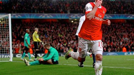 Arsenals Robin van Persie freut sich über seinen Treffer.