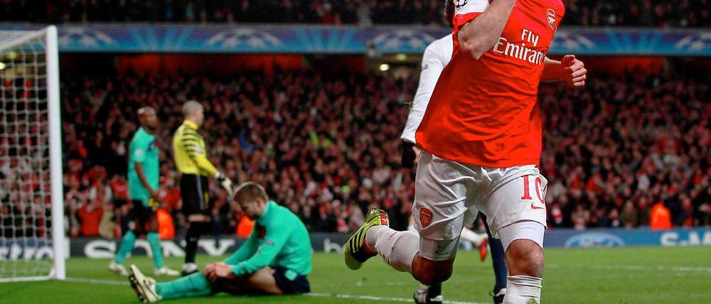Arsenals Robin van Persie freut sich über seinen Treffer.