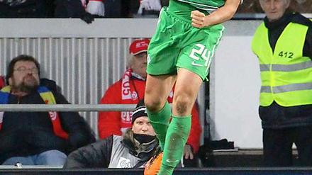Wer zuletzt jubelt... Claudio Pizarro ballt die Faust nach seinen Last-Minute-Treffer zum 1:1. Die Mainzer Fans machen ein Gesicht wie Aschermittwoch.