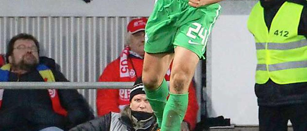 Wer zuletzt jubelt... Claudio Pizarro ballt die Faust nach seinen Last-Minute-Treffer zum 1:1. Die Mainzer Fans machen ein Gesicht wie Aschermittwoch.