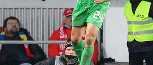 Wer zuletzt jubelt... Claudio Pizarro ballt die Faust nach seinen Last-Minute-Treffer zum 1:1. Die Mainzer Fans machen ein Gesicht wie Aschermittwoch.