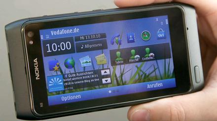 Nicht erfolgreich: Das eigene Betriebssystem Symbian hat Nokia nicht den erhofften Erfolg im hart umkämpften Smartphone-Markt gebracht. Nun setzen die Finnen auf Microsoft.