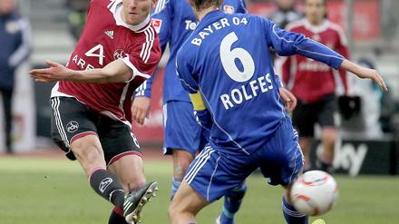 Christian Eigler erzielt das Siegtor für Nürnberg. Michael Ballack und Simon Rolfes können nur noch zuschauen.