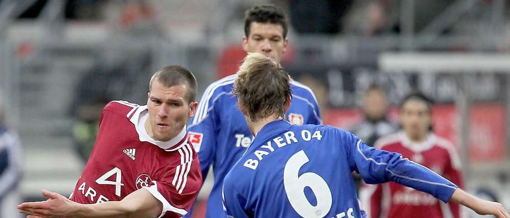 Christian Eigler erzielt das Siegtor für Nürnberg. Michael Ballack und Simon Rolfes können nur noch zuschauen.