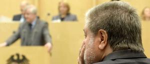 Der rheinland-pfälzische Ministerpräsident Kurt Beck (SPD, r.) verfolgt am Freitag im Bundesrat in Berlin die Rede des bayerischen Ministerpräsidenten Horst Seehofer (CSU, l.).