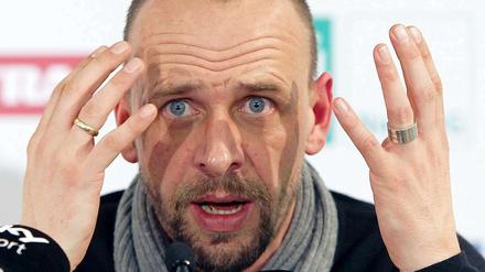 Schützt seine Spieler: St. Paulis Trainer Holger Stanislawski.