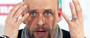 Schützt seine Spieler: St. Paulis Trainer Holger Stanislawski.