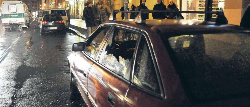 Eingeschlagen. Rund um die Alte Schönhauser Straße wurden von Vermummten die Scheiben von sechs Wagen zerstört. Keiner der Steinewerfer wurde gefasst. Foto: imago