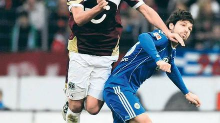 Überragend. Hannovers Karim Haggui (l.) im Duell mit Wolfsburgs Diego. Foto: dapd