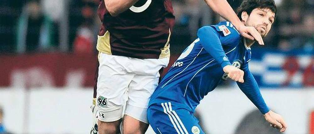 Überragend. Hannovers Karim Haggui (l.) im Duell mit Wolfsburgs Diego. Foto: dapd