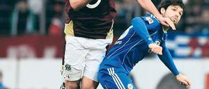 Überragend. Hannovers Karim Haggui (l.) im Duell mit Wolfsburgs Diego. Foto: dapd