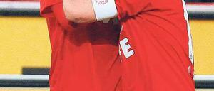 Das muss Liebe sein. Lukas Podolski (r.) herzt den zweifachen Torschützen Milivoje Novakovic. Die beiden verstanden sich in der Vergangenheit nicht immer so gut. Foto: Reuters