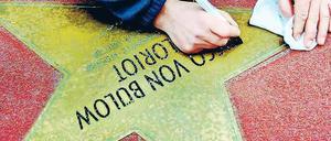 Neuer Glanz für Loriot: Mit einem Eddingstift malt Bodo Lehmann die Namen und Unterschriften der Promis auf dem Boulevard der Stars nach, hier den von Vicco von Bülow. 