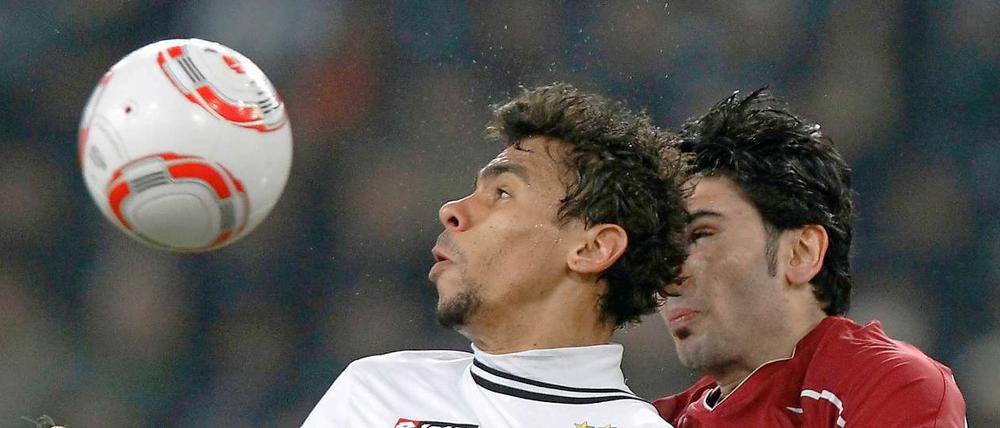 Verbissener Kampf: Gladbachs Igor de Camargo im Duell mit den Stuttgartern Serdar Tasci und Georg Niedermaier