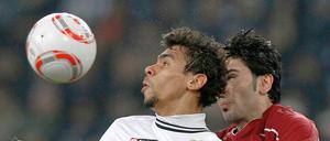 Verbissener Kampf: Gladbachs Igor de Camargo im Duell mit den Stuttgartern Serdar Tasci und Georg Niedermaier