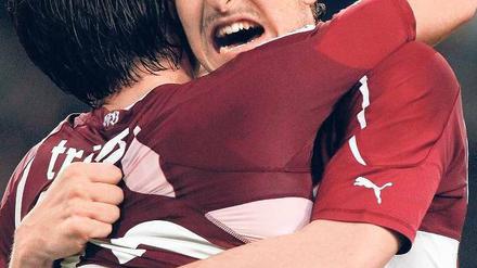 Kraft im Gesicht. Die Stuttgarter Christian Träsch (l.) und Zdravko Kuzmanovic bejubeln ein gedrehtes Spiel. Foto: dapd