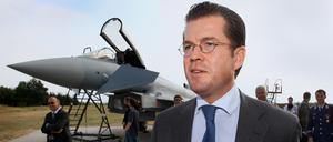 Der Mann kennt sich aus. Wenn Verteidigungsminister zu Guttenberg in Indien für den Eurofighter wirbt, weiß er, wovon er redet. Schließlich hat er den Kampfjet - wie hier in Rostock schon selbst in Augenschein genommen.