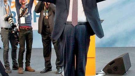 Erfreut in Siegerpose zeigt sich Frank Henkel nach der erwarteten Wahl zum Spitzenkandidaten der Berliner CDU für die Abgeordnetenhauswahl.