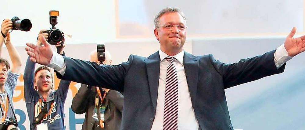 Erfreut in Siegerpose zeigt sich Frank Henkel nach der erwarteten Wahl zum Spitzenkandidaten der Berliner CDU für die Abgeordnetenhauswahl.