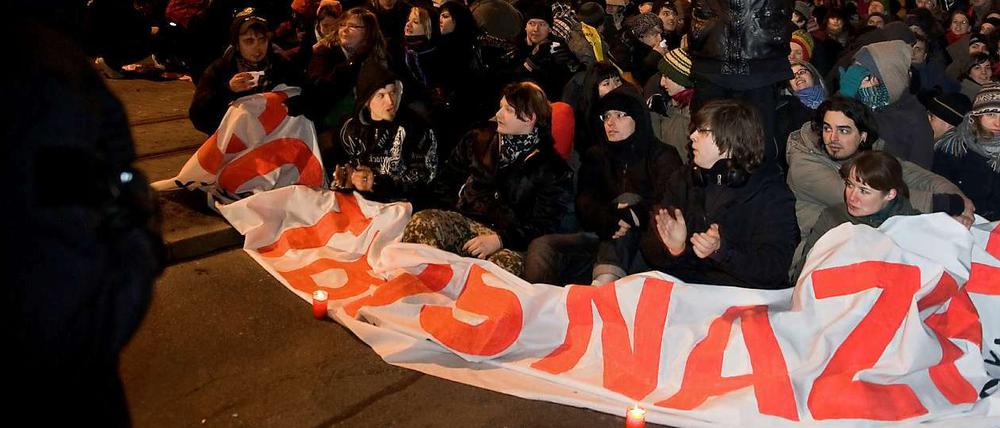 Gegendemonstranten protestieren gegen den Nazi-Aufmarsch in Cottbus.