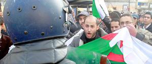 Demonstranten und Polizei stehen sich in Algier gegenüber.