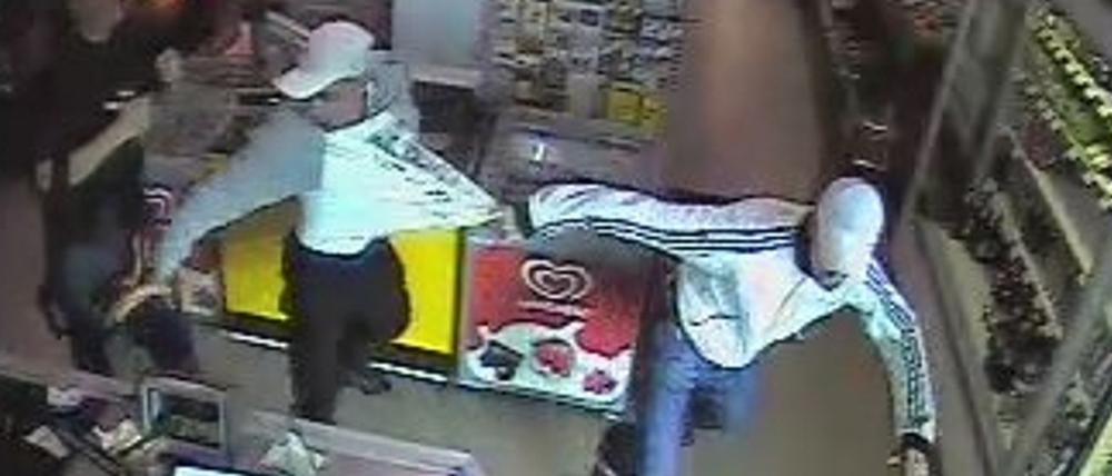 Die Kripo sucht nach den beiden Männern in weiß.